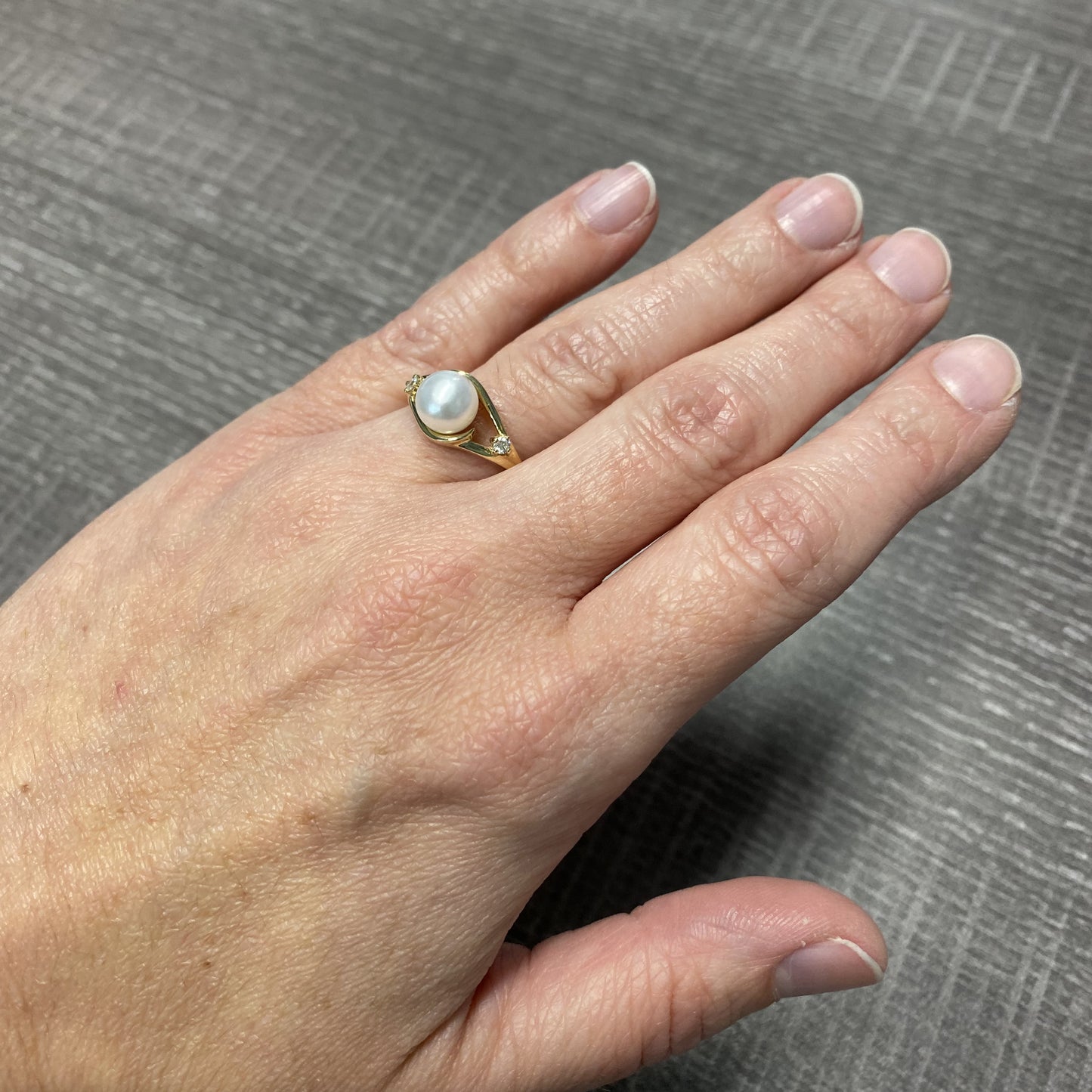 Gold ring with pearl ALD-16320