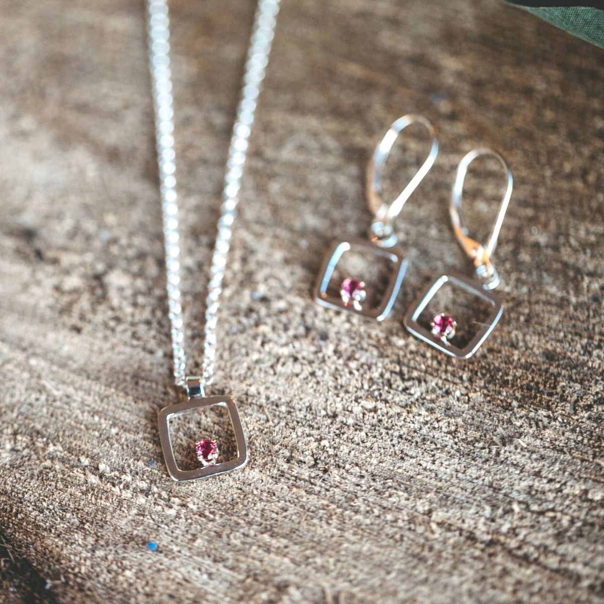 PORTRAIT NECKLACE